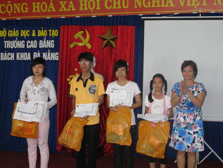 mung-ngay-quoc-te-thieu-nhi-16-va-phat-thuong-cho-cac-chau-hoc-sinh-gioi-la-con-cua-cbcnv-IMG_1087