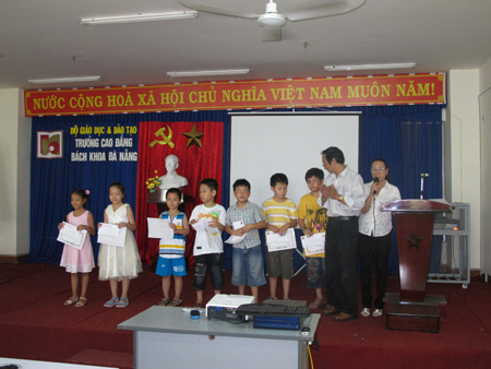 mung-ngay-quoc-te-thieu-nhi-16-va-phat-thuong-cho-cac-chau-hoc-sinh-gioi-la-con-cua-cbcnv-IMG_1090