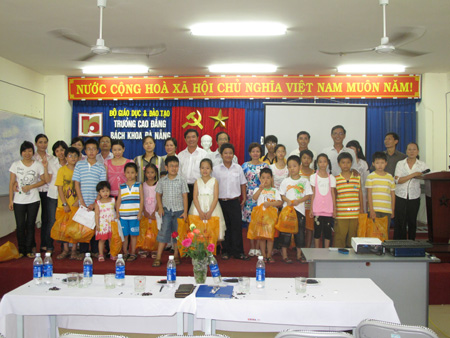 mung-ngay-quoc-te-thieu-nhi-16-va-phat-thuong-cho-cac-chau-hoc-sinh-gioi-la-con-cua-cbcnv-IMG_1105