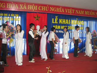 bai-hat--xon-xao-cao-dang-bach-khoa-nhac-va-loi-trinh-manh-hung-CK2